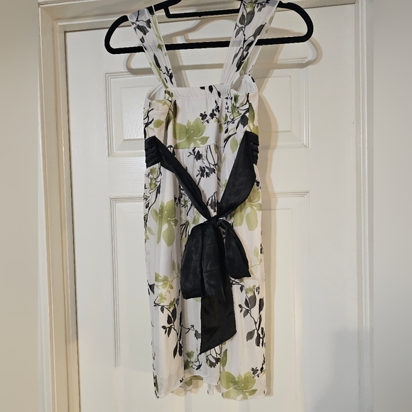 Floral short dress size medium - Picture 3 of 4